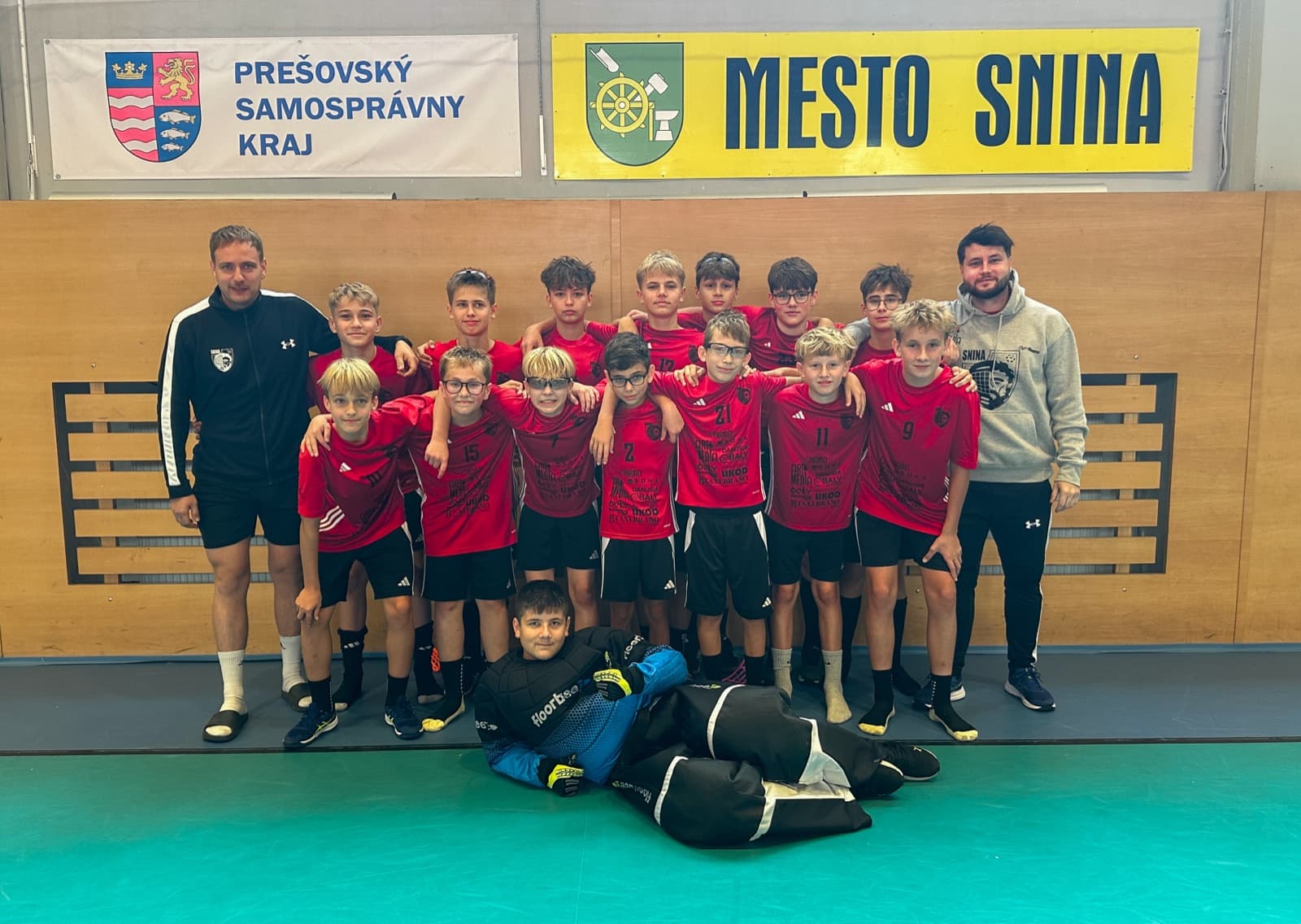 Tím FK Snina pod bannerom mesta Snina po tréningu