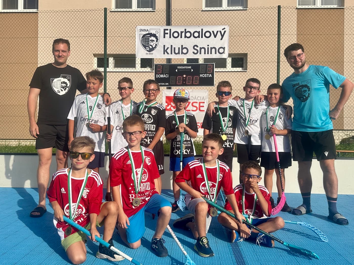 Mladí florbalisti FK Snina s medailami po vyhratom turnaji