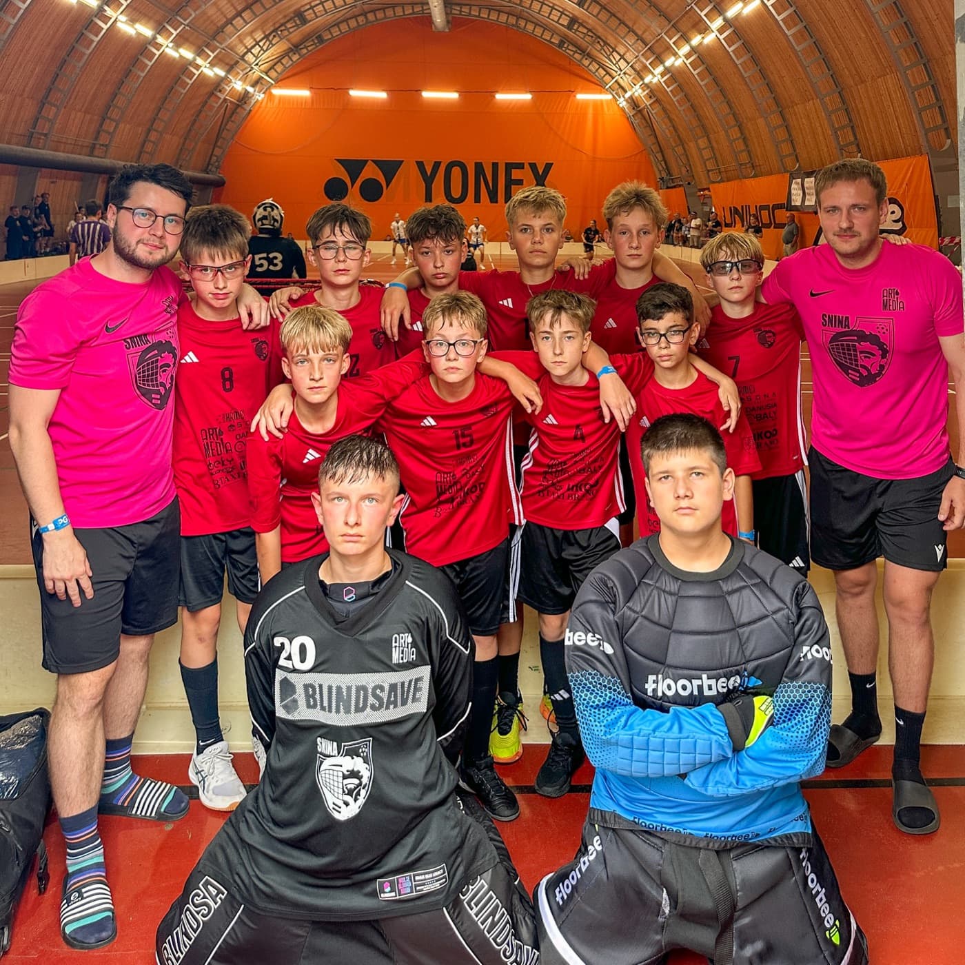 Tím FK Snina s brankármi na florbalovom turnaji