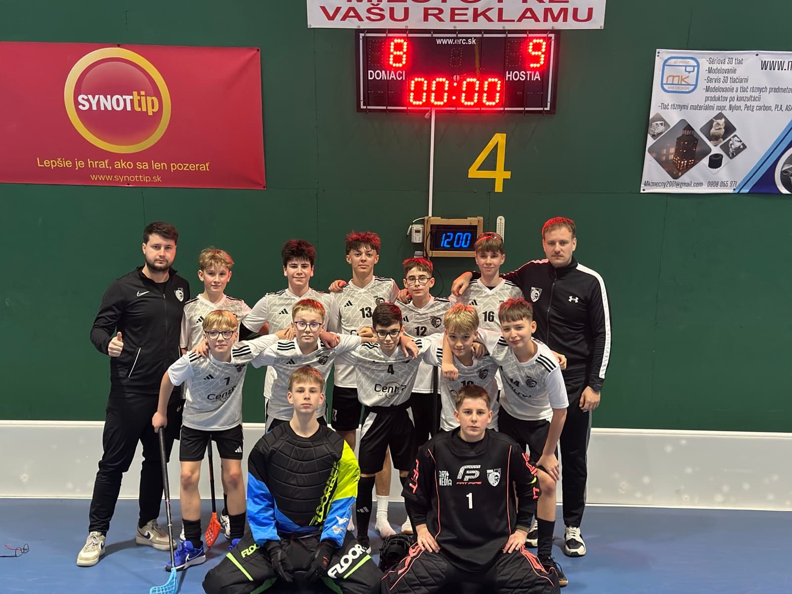 Hráči FK Snina pod svetelnou tabuľou po vyhranom florbalovom zápase