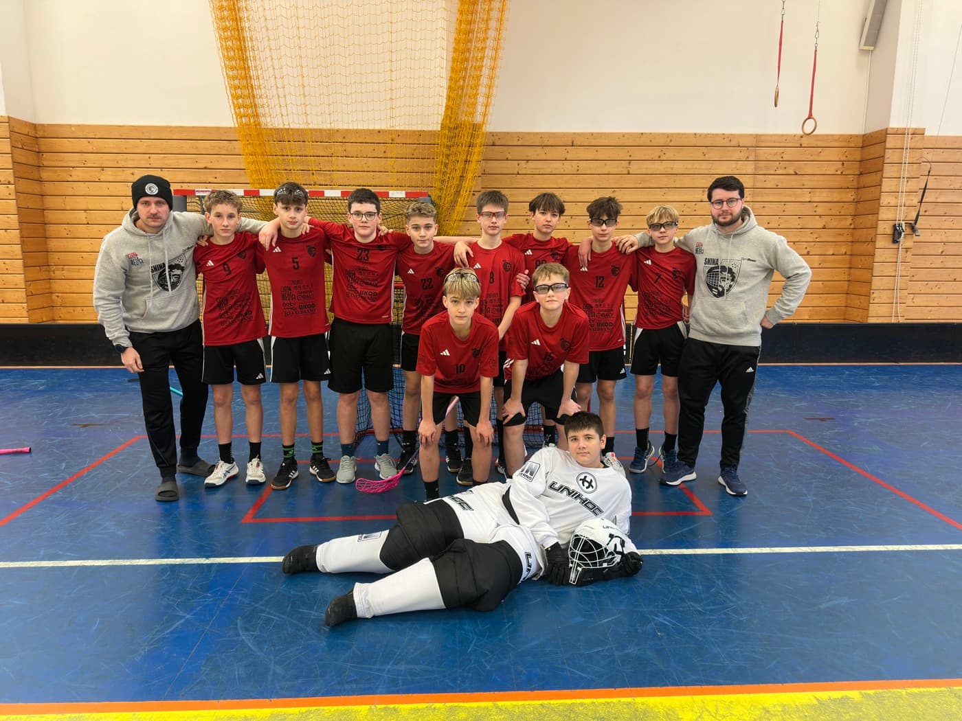 Tím starších žiakov FK Snina v červených dresoch v telocvični