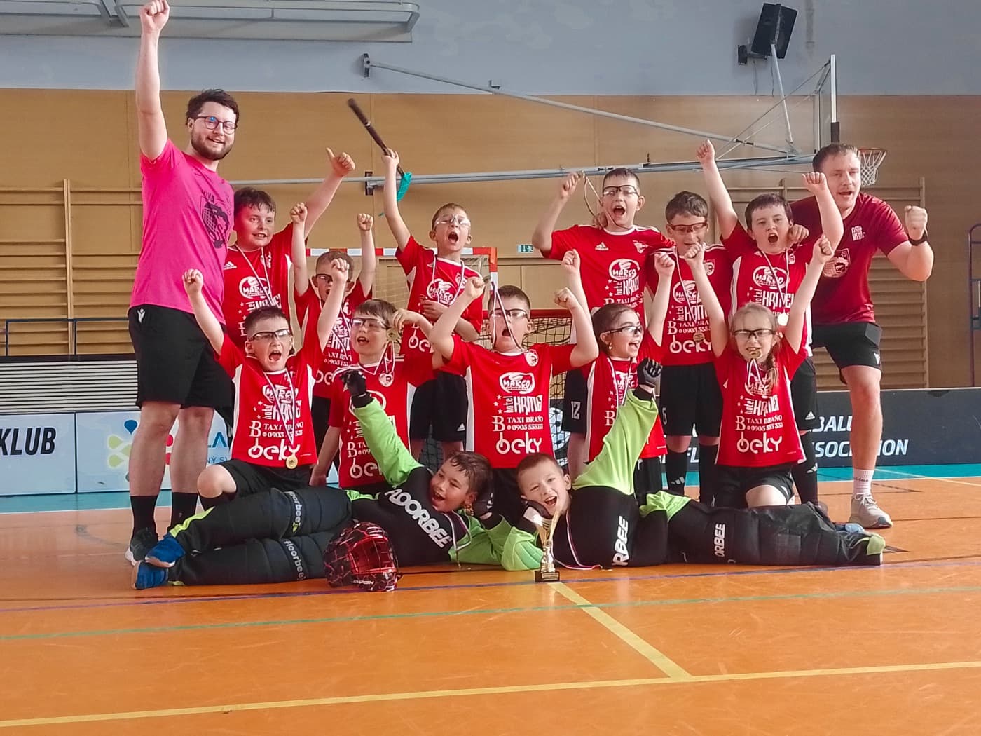 Staršia prípravka FK Snina sa teší z víťazstva na florbalovom turnaji
